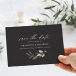 ユーカリエレガントな結婚式の植物日付を保存 案内ポストカード<br><div class="desc">ユーカリ非写真バジェット緑、黒と金ゴールドの植物性エーテルエレガントなウェディングモダンセーブ・ザ・デート案内カード</div>