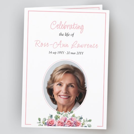 ユーカリエレガントシンプルーとバラの葬儀が折り畳まれた プログラム