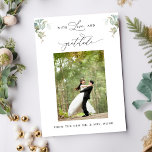 ユーカリエレガントプタス・グ結婚レナリーの写真 サンキューカード<br><div class="desc">この美し感謝していい「愛と感謝を持つ」写真サンキューカードで愛を送りなさい。デザイン繊細な水色ユーカリの緑の詳細と美しい手書モダンきの書道の要素。私たちの"と優雅ミニマルなユーカリの"コレクションの一部結婚，一致する封筒、封筒住所 シール、シールを含む製品を調整する。</div>