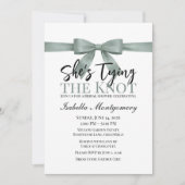 ユーカリグリーンのリボン付き「She's Tying the Knot」テーマ 招待状 (正面)