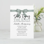 ユーカリグリーンのリボン付き「She's Tying the Knot」テーマ 招待状 (スタンド正面)