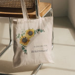 ユーカリフローラヒマワリ花嫁のお気に入り トートバッグ<br><div class="desc">ひまわりユーカリ葉ススクリプトBridesmaidトートバッグのレイアウトとモダンタイポグラフィ。花の女の子、メイド・オブ・オーナー（花嫁付き添い人）、花嫁のママなど、他の特別なイベントや結婚式のパーティーのためにこれを簡単に転用</div>