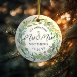 ユーカリプタス・ニューリウェズ1stクリスマスミセス&ミセス セラミックオーナメント<br><div class="desc">レズビアンの新婚の夫人と夫人のためにカスタマイズ文字とイベントの背景色ユーカリ水色リースはスケールまたは除去することができる。背面の写真。</div>