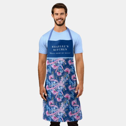 ユーカリプトゥスブルー&ピンクグライビリア エプロン (着用した状態)