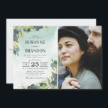 ユーカリプトゥス結婚写真 招待状<br><div class="desc">色あせた水色の背景を備えた緑の素朴結婚式招待状グラデーション、緑の植物学ユーカリエレガントプタス、金ゴールド箔のスプラッシュ、カップルの写真葉、そしてパーソナライズするために簡単のテンプレートを、の写真。</div>