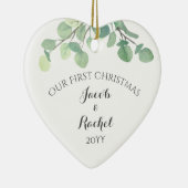 ユーカリプトゥス緑の初めてのクリスマス 結婚した セラミックオーナメント (右)