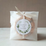 ユーカリ結婚スのクラシック丸ステッカー ラウンドシール<br><div class="desc">あなたの招待の封筒を封印するか、これらのクラシック植物学結婚式用シールで好意。緑のユーカリの葉の水色のリースで囲まれた名前をフィーチャー。Adore紙結婚Co. Zazzle Shopで発見されたユーカリのコレクションとコーディネート。</div>