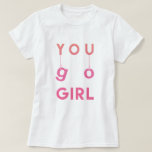 ユーゴーガール – おもしろいやる気を起こさせるタイポグラフィTシャツ Tシャツ<br><div class="desc">NewParkLane – 女性の基本的なTシャツ、おもしろい、おもしろいのやる気を起こさせる引用文「You Go Girl」、の文字のモダンタイポグラフィ、グラデーションのピンク色でぶら下がった。小さなサポートと勇気付けられるのための可愛い贈り物!このコレクションで一致するアイテムを確認する。具体的な個人的なデザインの願い?感じお連絡楽に!</div>