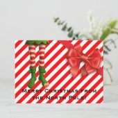 ユーモアあふれるエルフの足のホリデーカード | 北極のいたずら シーズンカード (スタンド正面)