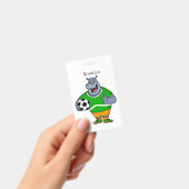 ユーモアあふれるカバのサッカー選手のイラスト バッジ (手持ち)