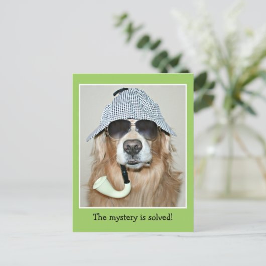 ユーモアあふれるゴールデンレトリバーの探偵犬の誕生日 ポストカード (スタンド正面)