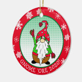 ユーモアあふれるノームのクリスマスジョーク セラミックオーナメント (左)