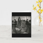 ユーモアあふれる猫のミーム 仕事中に煙草を吸う猫の面白画像 カード (黄色い花)