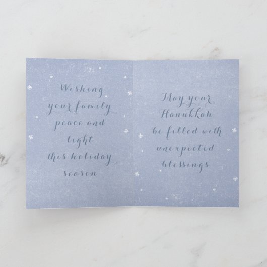 ユーモアあふれる猫のメノーラとドレイデル おめでとうハヌカーブルー カード (内部)