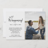 ユーモアあふれる現代的な写真でついに婚約が実現 結婚の報告 招待状 (正面)