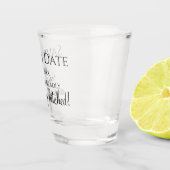 ユーモアあふれる結婚式の招待状が到着！ 結婚します！ ショットグラス (右)