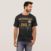 ユーモアあふれる考古学者の道具 考古学 Tシャツ (正面フル)