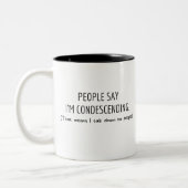 ユーモアおもしろいことわざ、人々は私は謙遜だと言う ツートーンマグカップ (左)