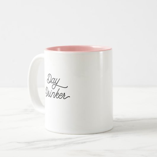 ユーモアおもしろいトレンディータイポグラフィデイドリンカーワイン ツートーンマグカップ (正面左)