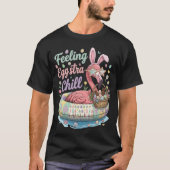 ユーモアたっぷりのイースターフラミンゴ気分 極上のリラックス かわいい Tシャツ (正面)
