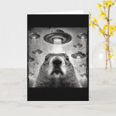 ユーモアたっぷりのクマのセルフィーとエイリアンUFO クマの日 カード (黄色い花)