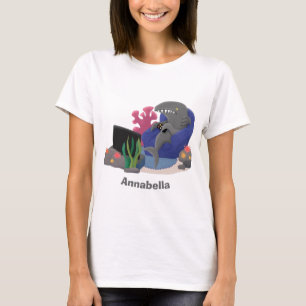 ユーモアたっぷりのサメがテレビを見ているアニメーション Tシャツ