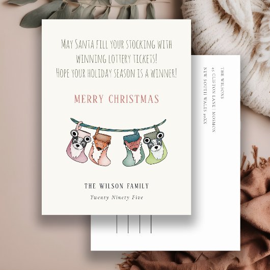 ユーモアたっぷりのサンタがクリスマスくじを靴下に詰める シーズンポストカード