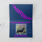 ユーモアたっぷりのバレンタインデーのカードにバセットと花 カード (内部)