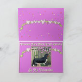 ユーモアたっぷりのバレンタインデーのカードにバセットと花 カード (内部)