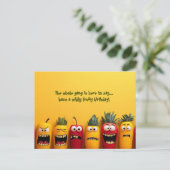 ユーモアたっぷりのフルーツフェイス誕生日 ポストカード (スタンド正面)