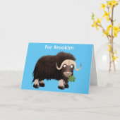 ユーモアたっぷりのムスクオックスのカスタム誕生日アニメ カード (黄色い花)