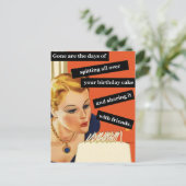 ユーモアたっぷりのレトロな誕生日カード キャンドルを吹き消す女の子 ポストカード (スタンド正面)