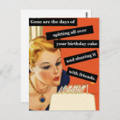 ユーモアたっぷりのレトロな誕生日カード　誕生日の女の子がキャンドルを吹き消す ポストカード (正面/裏面)