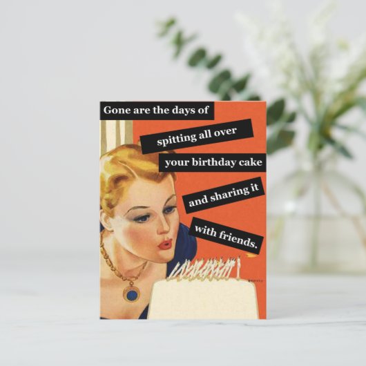 ユーモアたっぷりのレトロな誕生日ガールがキャンドルを吹き消す ポストカード (スタンド正面)