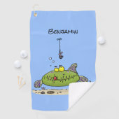 ユーモアたっぷりの太った腹ペコの緑色の魚が釣りをしている漫画 ゴルフタオル (インサイチュ)