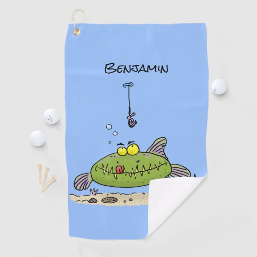 ユーモアたっぷりの太った腹ペコの緑色の魚が釣りをしている漫画 ゴルフタオル (インサイチュ)