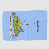 ユーモアたっぷりの太った腹ペコの緑色の魚が釣りをしている漫画 ゴルフタオル (横)