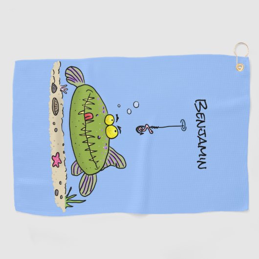 ユーモアたっぷりの太った腹ペコの緑色の魚が釣りをしている漫画 ゴルフタオル (横)