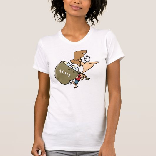 ユーモアたっぷりの女性が重い郵便袋を運ぶ Tシャツ (正面)