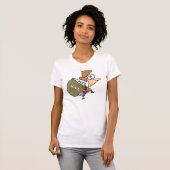ユーモアたっぷりの女性が重い郵便袋を運ぶ Tシャツ (正面フル)