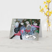 ユーモアたっぷりの犬たちがクリスマスツリーの水やりに一役買う カード (黄色い花)