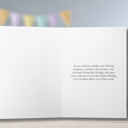 ユーモアたっぷりの犬のパイロットが飛行機を操縦する少年誕生日 カード