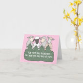 ユーモアたっぷりの羊の編み物グッズ 面白いニッターの誕生日 カード (黄色い花)