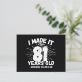 ユーモアたっぷりの81歳の誕生日名言 皮肉な81歳 ポストカード (スタンド正面)
