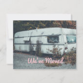ユーモアたっぷり！ 古い白いトレーラーハウスの移転お知らせ 案内状 (正面)