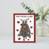 ユーモアたっぷり 赤いロマンチックな蛾のランプに飛び込む記念日 ポストカード (スタンド正面)