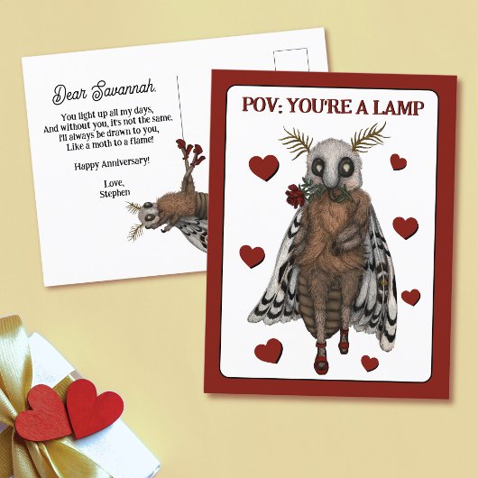 ユーモアたっぷり 赤いロマンチックな蛾のランプに飛び込む 記念日 ポストカード