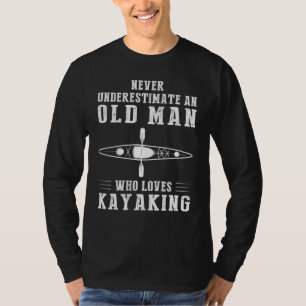 ユーモアでパドリング:オールドマンカヤックの冒険 Tシャツ