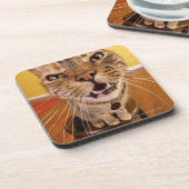 ユーモアのあるで小さい猫はaの腰掛けで置かれます コースター (左側)