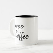 ユーモアのあるなことわざ|のcarpeのdiem |のコーヒー ツートーンマグカップ (正面左)